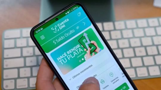 Persona mayor utilizando un celular para pagar con la aplicación Cuenta DNI en un supermercado.
