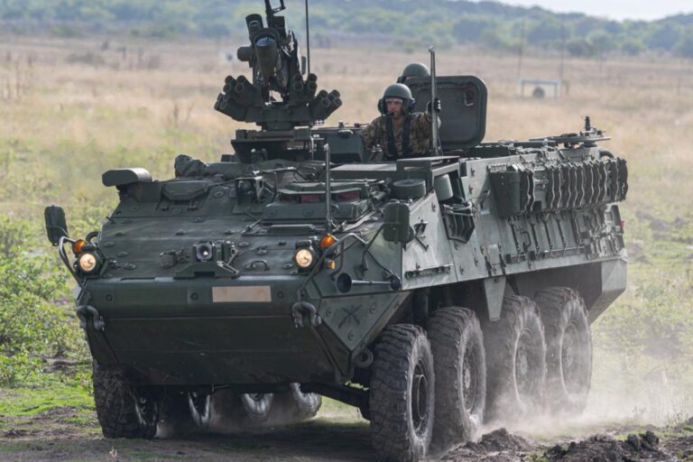 Vehículo blindado Stryker 8x8 del Ejército Argentino durante ejercicios de instrucción.