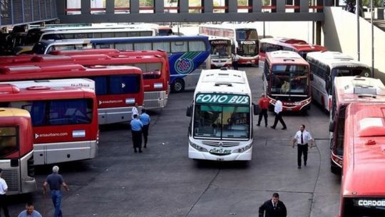 Colectivo de transporte interurbano en una ruta de la provincia de Córdoba