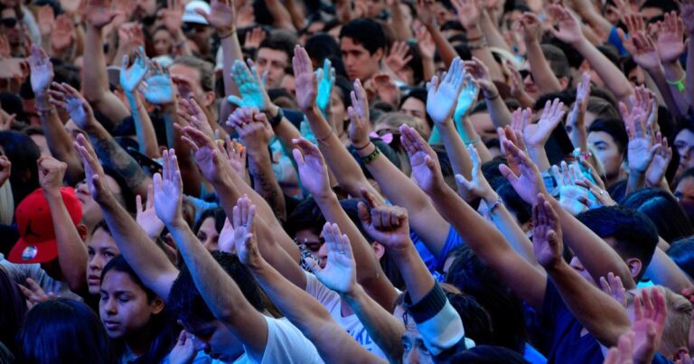 Intendente Julián Álvarez presenta el Registro Municipal de Cultos en el Auditorio Hugo del Carril de Lanús.
