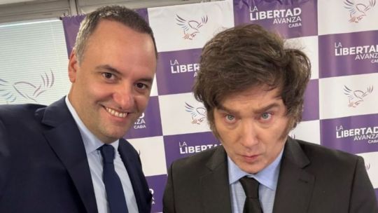 El presidente Javier Milei junto a los ministros Manuel Adorni y Sandra Pettovello durante un acto oficial.