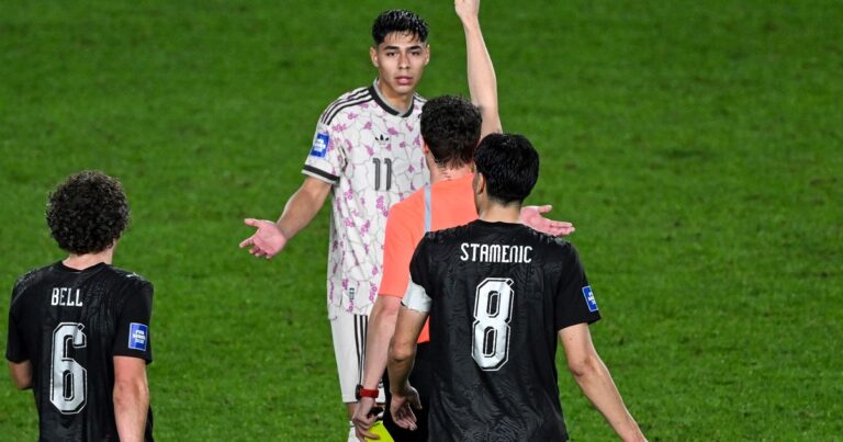 Jugadores de Nueva Zelanda y Chile durante el partido de las FIFA Series en el estadio Eden Park, Auckland.