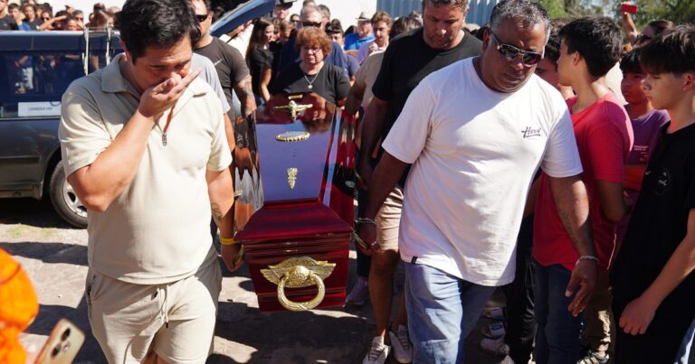 Cortejo fúnebre de Ian Cabrera pasa frente al Club Atlético Independiente de San Cristóbal, con niños y jóvenes despidiéndolo.