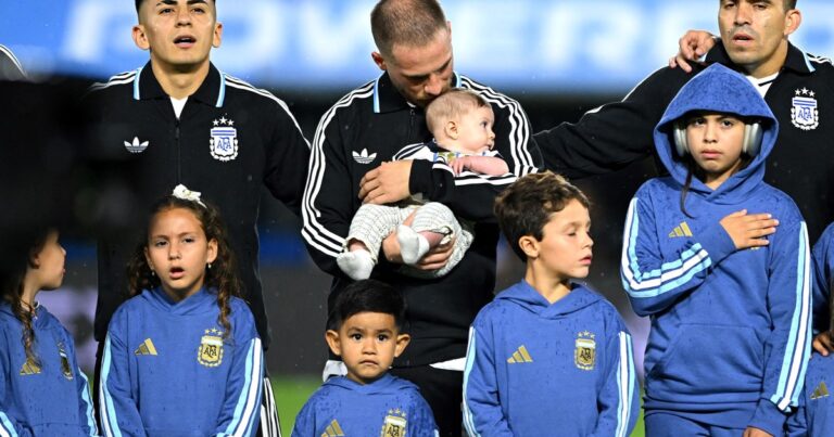 Plantel de la Selección Argentina posando con camisetas de apoyo a Joaquín Panichelli en La Bombonera.