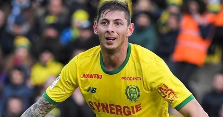 Emiliano Sala, futbolista argentino, en acción durante un partido.