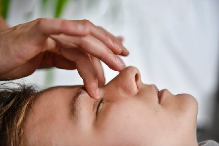 Persona recibiendo una sesión de Access Bars, con toques suaves en puntos de la cabeza.