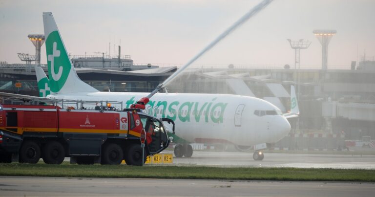 Avión de la aerolínea Transavia en pista de aterrizaje