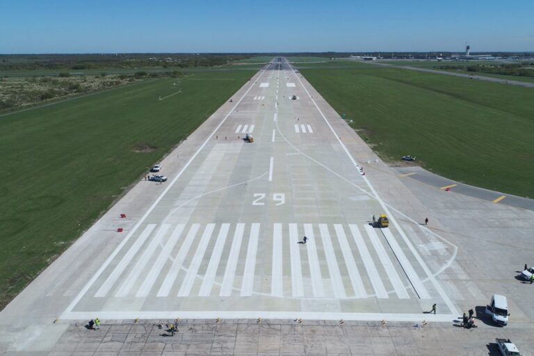 Vista aérea del Aeropuerto Internacional de Ezeiza Ministro Pistarini en Buenos Aires, Argentina.