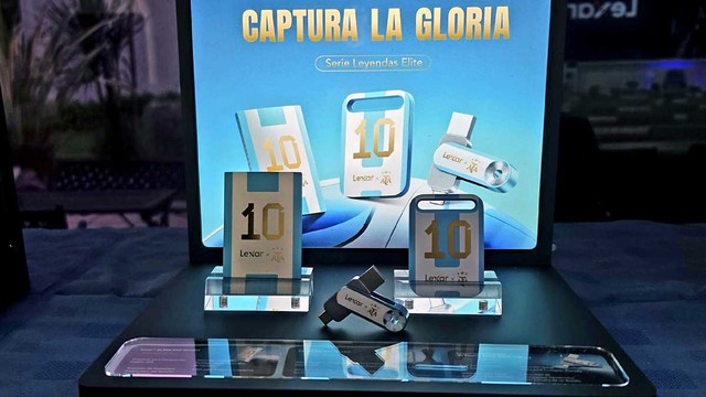 Logotipo de la AFA y de empresas tecnológicas socias en una mesa de reunión.