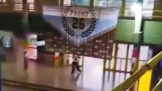 Estudiantes ingresando a una escuela argentina con mochilas transparentes y control policial