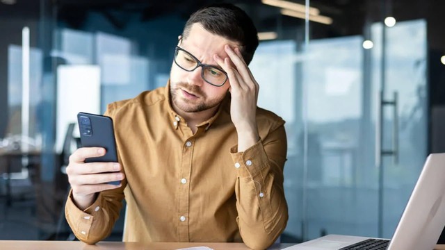 Ilustración de una pantalla de celular mostrando una aplicación de compras con un símbolo de advertencia sobre estafa digital.