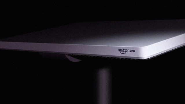 Ilustración de satélites en órbita terrestre representando la adquisición de Globalstar por Amazon.