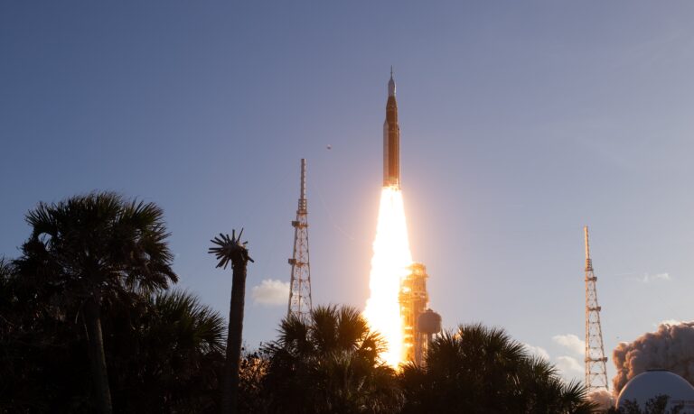 Lanzamiento de cohete espacial en base de lanzamiento