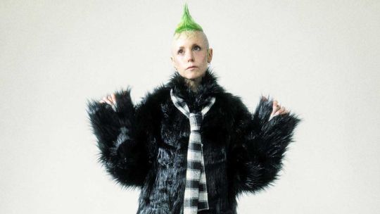 Amparo Battaglia, conocida como Catnapp, en un momento de su presentación en vivo.