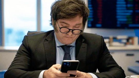 Gráfico representativo de actividad en redes sociales con la silueta de Javier Milei de fondo.