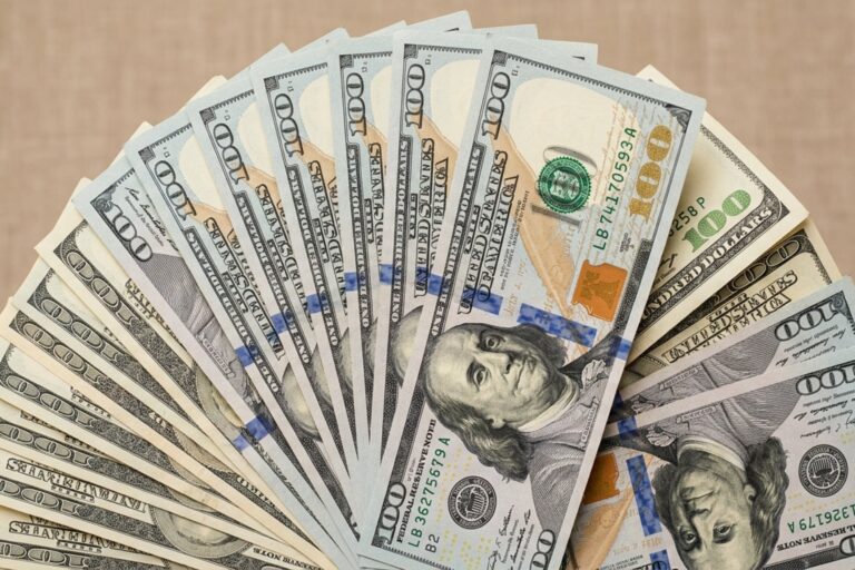 Gráfico económico representando la transición de la economía argentina con elementos de crecimiento y desafíos.