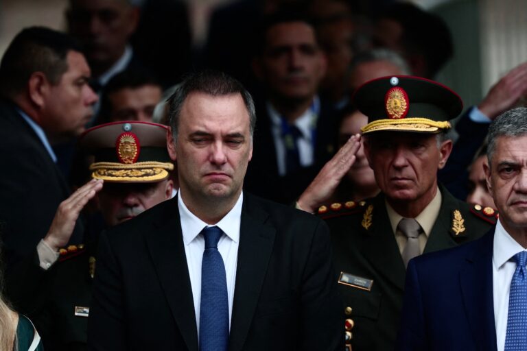 Gráfico de análisis de intención de voto con las imágenes de Javier Milei y Manuel Adorni.