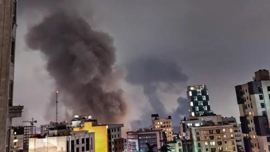 Mapa de Medio Oriente con banderas de Argentina, Israel e Irán superpuestas, ilustrando el análisis geopolítico.