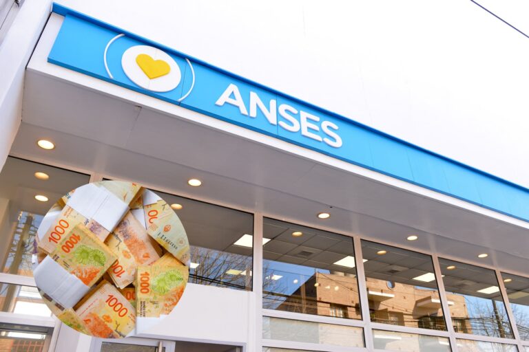 Calendario de pagos de Anses sobre un escritorio con documentos.