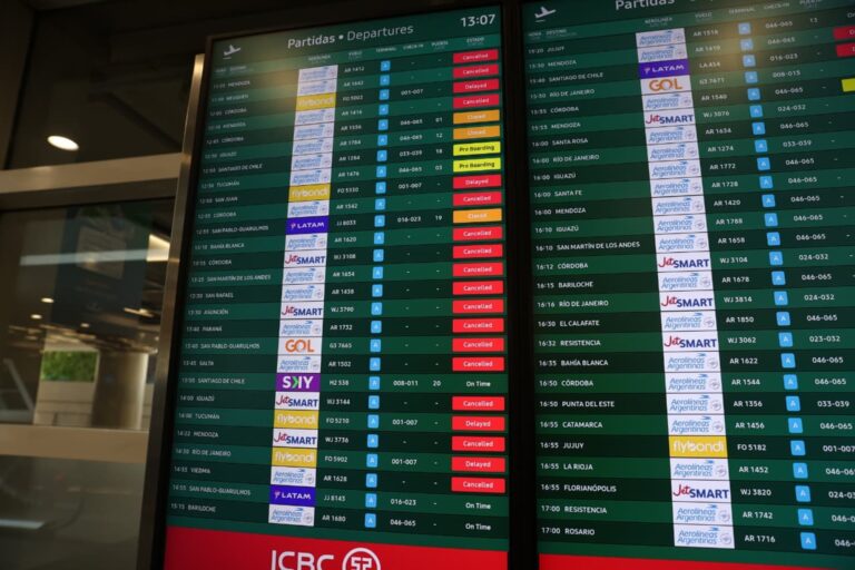 Mapa meteorológico con alertas y un avión en pista, representando el apagón del SMN