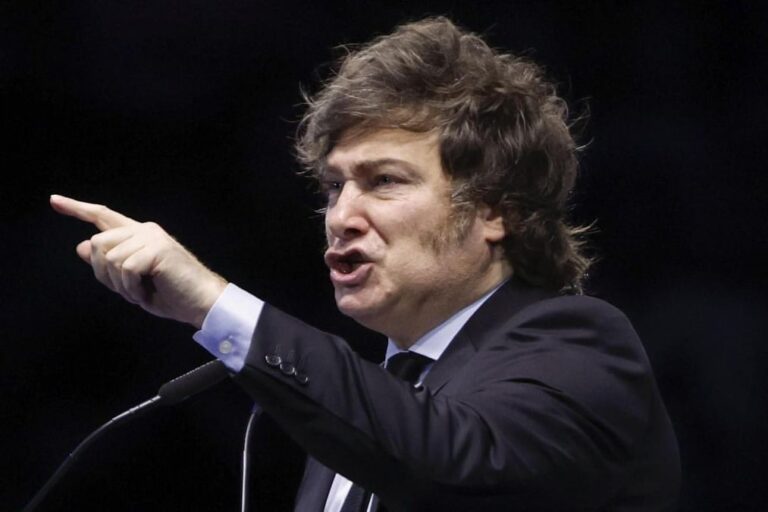 Bandera de Argentina e Irán en una mesa de negociaciones, simbolizando relaciones diplomáticas.