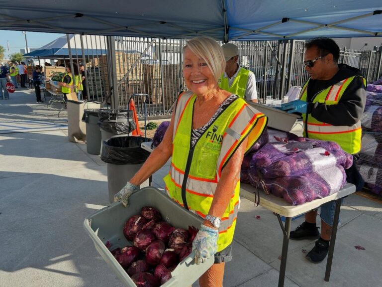 Voluntarios organizando cajas de alimentos en un banco de alimentos de California.