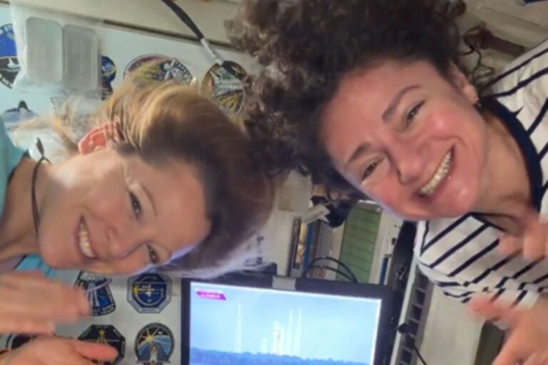 Astronautas de la Estación Espacial Internacional observan el lanzamiento de Artemis II en una pantalla.