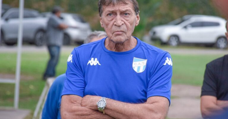 Jugadores de Atlético Tucumán y Tigre durante un partido de fútbol.