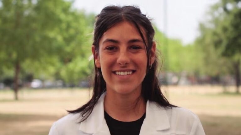 Ilustración de una balanza de la justicia junto a un estetoscopio, representando la investigación judicial médica.