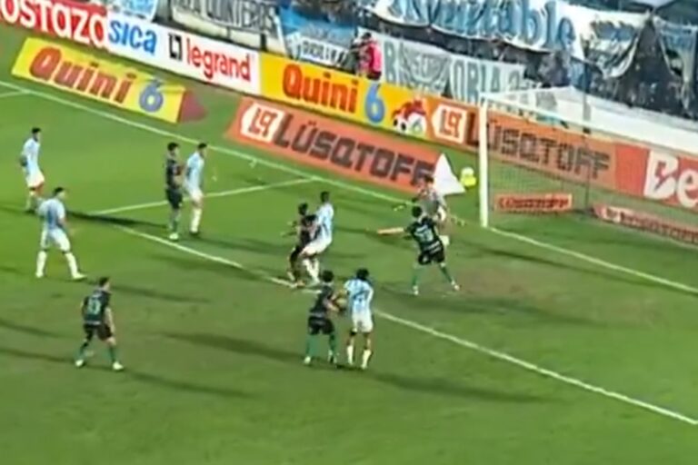 Neyder Moreno celebra el gol del empate de Banfield ante Atlético Tucumán
