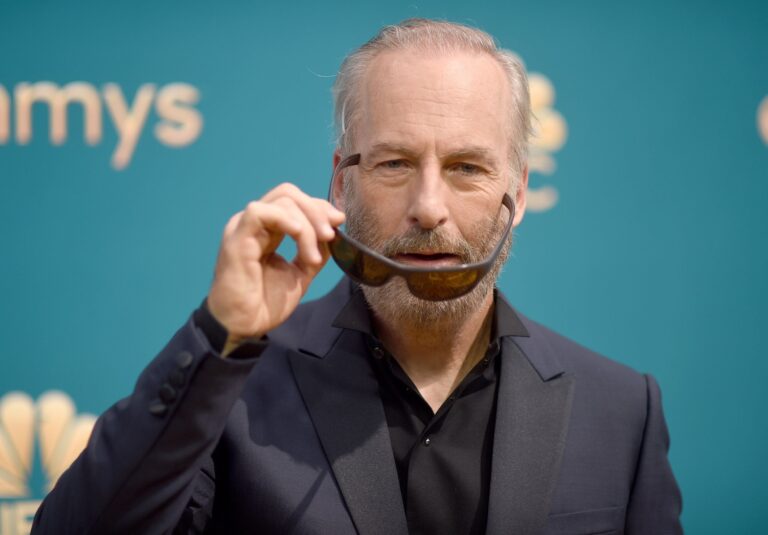 Bob Odenkirk sonriente en una escena de Better Call Saul