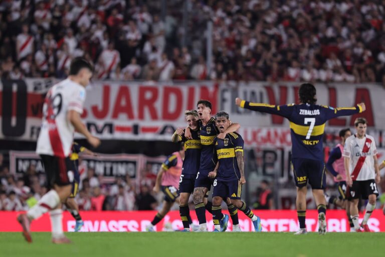 Jugadores de Boca Juniors celebran el triunfo frente a River Plate en el Estadio Monumental.