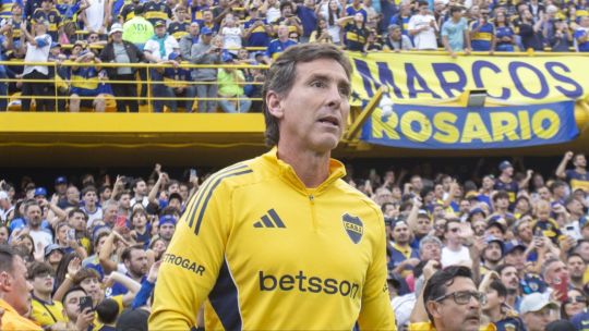 Escudo de Boca Juniors y formación de jugadores para el Superclásico 2026