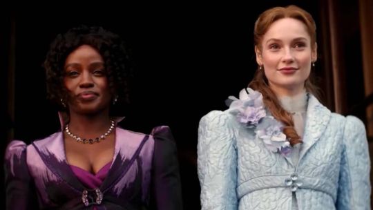 Ilustración promocional de la serie Bridgerton con elementos de la época y el logo de la temporada 5.