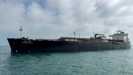 Ilustración de un buque metanero navegando cerca del estrecho de Ormuz.