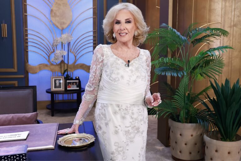 Mirtha Legrand y Juana Viale, conductora y su reemplazante en el programa.