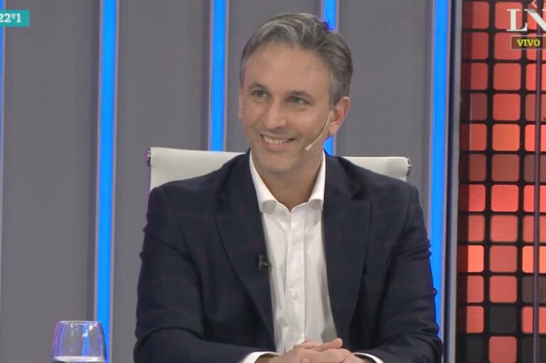 Estudio de radio con micrófonos y consola, representando los cambios en la programación.