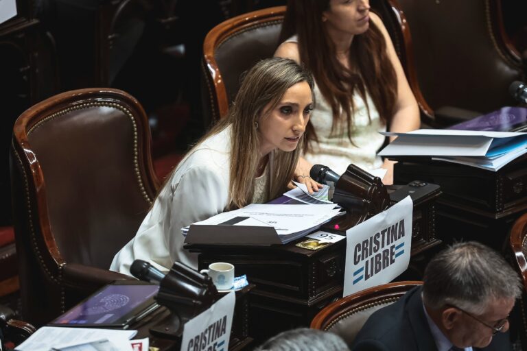 Fotografía de Luis Caputo, Anabel Fernández Sagasti y Julia Strada.