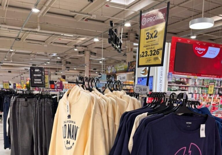 Góndola de Carrefour con indumentaria de las marcas GAP, Old Navy y Banana Republic en un supermercado de Argentina.