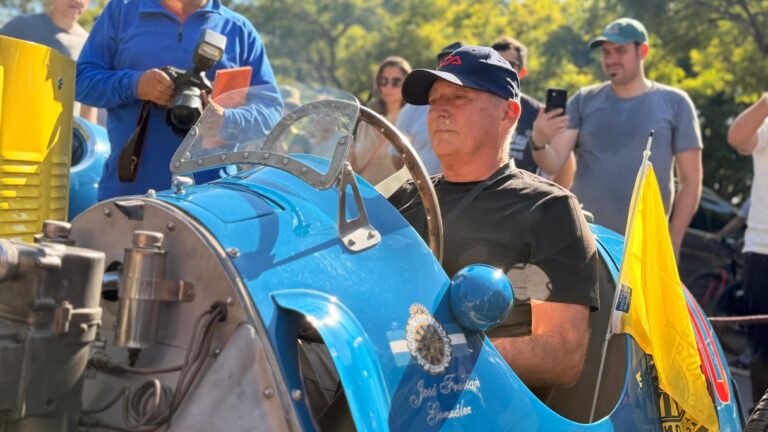 Autos clásicos alineados en la carrera 