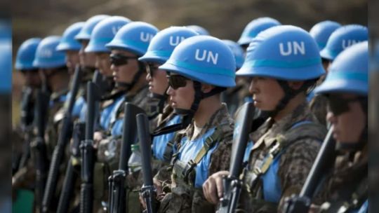 Cascos azules de la ONU patrullando en una zona de conflicto