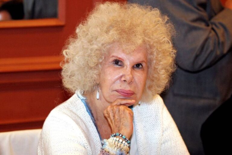 Fotografía de Cayetana Fitz-James Stuart, Duquesa de Alba, sonriendo.