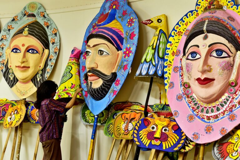 Artista bengalí preparando figuras para la celebración del Poila Boishakh, el Año Nuevo de Bangladesh, en la Universidad de Dhaka.