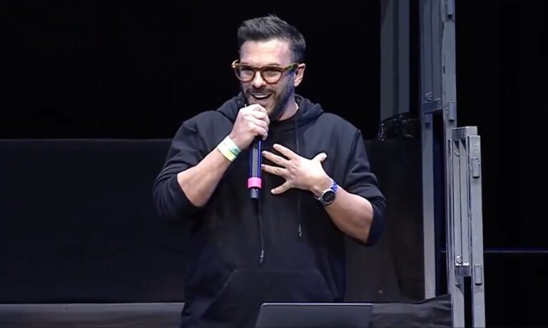 Ariel Sbdar, CEO de Cocos Capital, en el escenario del Movistar Arena durante Experiencia Endeavor Sub20