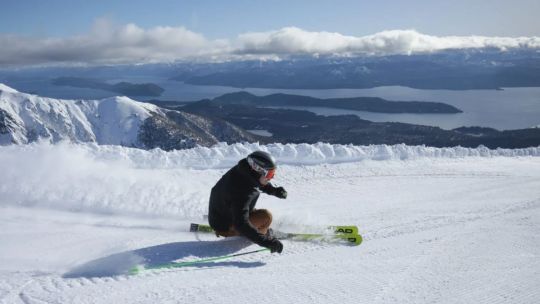 Vista aérea del Cerro Catedral, centro de esquí en Bariloche, con sus pistas nevadas.