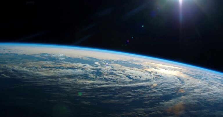 Ilustración conceptual de la Tierra y una gran represa, representando el estudio de los efectos físicos a gran escala.