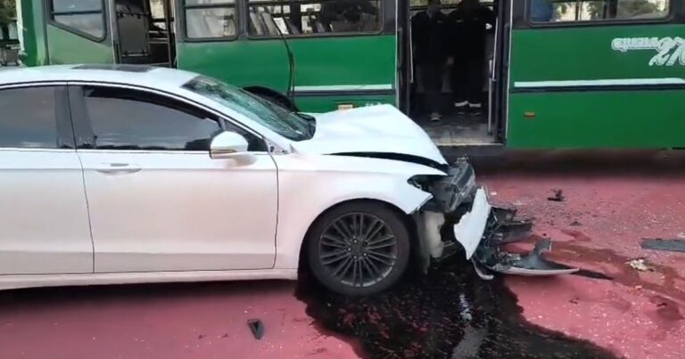 Vehículos involucrados en el accidente en la intersección de las avenidas 9 de Julio y Santa Fe, Ciudad de Buenos Aires.