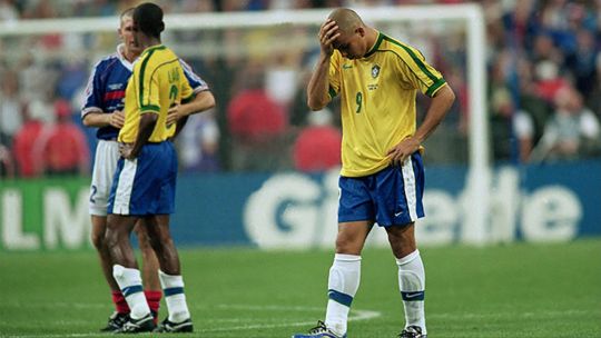 Ronaldo Nazário en la final del Mundial 1998 con expresión de preocupación