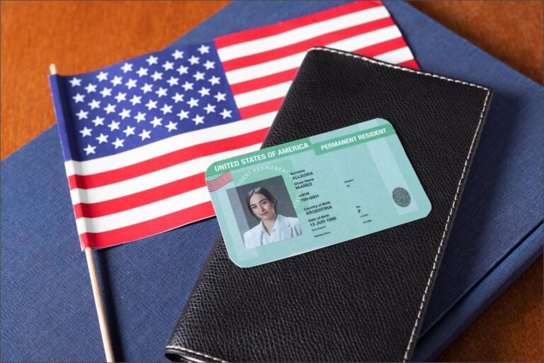 Persona consultando los tiempos de procesamiento de la Green Card en el sitio web del USCIS.