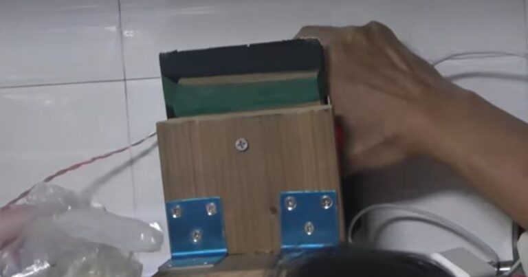 Ilustración de un altavoz junto a una pared, representando un conflicto vecinal por ruidos.